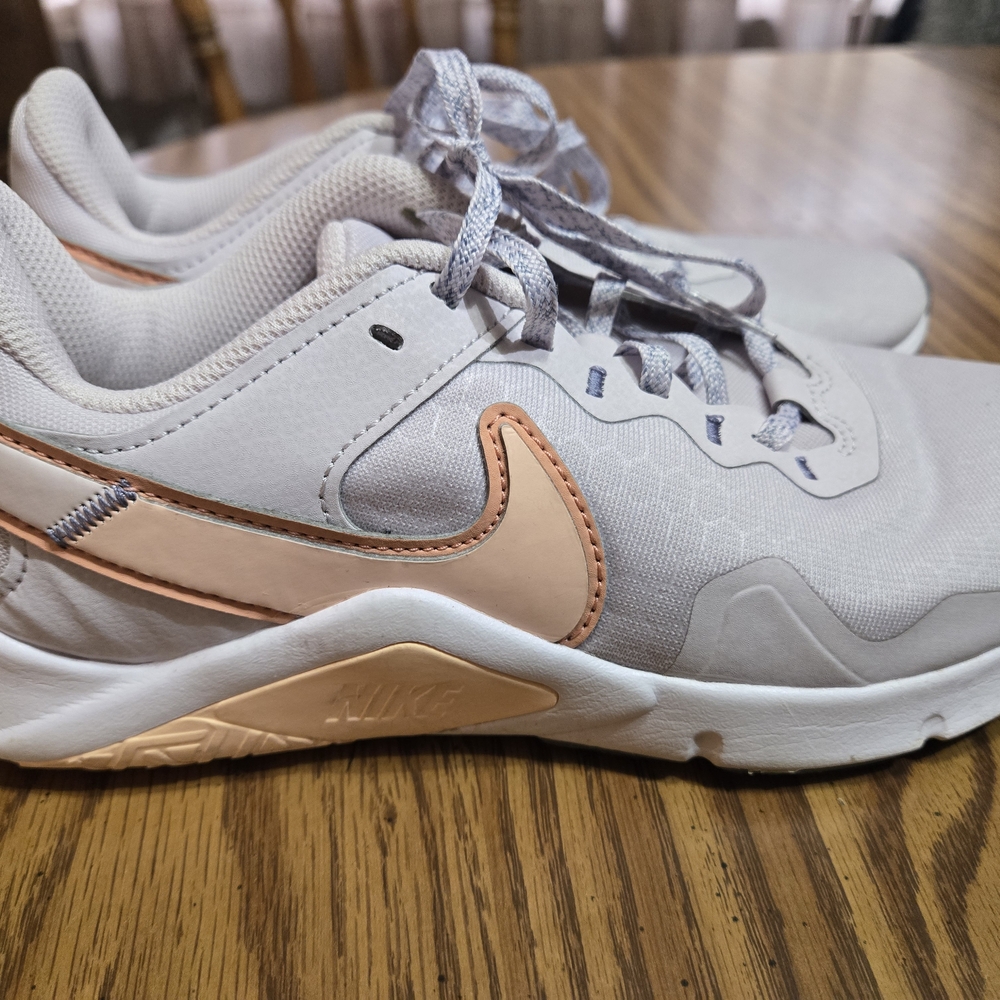 Nike Women’s Light Gray Athletic Sneakers with Peach Swoosh